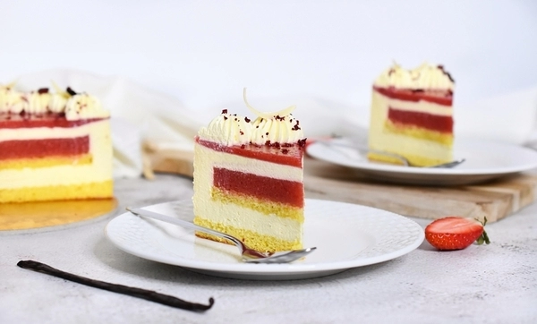 s kombinacijo vanilje in jagod nikakor ne moremo zgresiti pred vami je recept za okusno in lahko vaniljevo torto ki jo sestavljata dve plasti vaniljevega biskvita odlicna vaniljeva krema in sladek jagodni disk