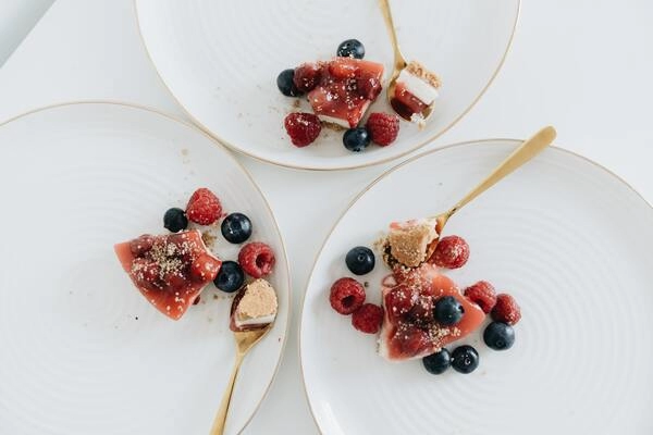 enostavne cheesecake kocke brez peke bodo postregle z neustavljivo kremnim okusom ki ga obogati se svez jagodni okus da pa je priprava res enostavna pa jih pripravimo se brez peke