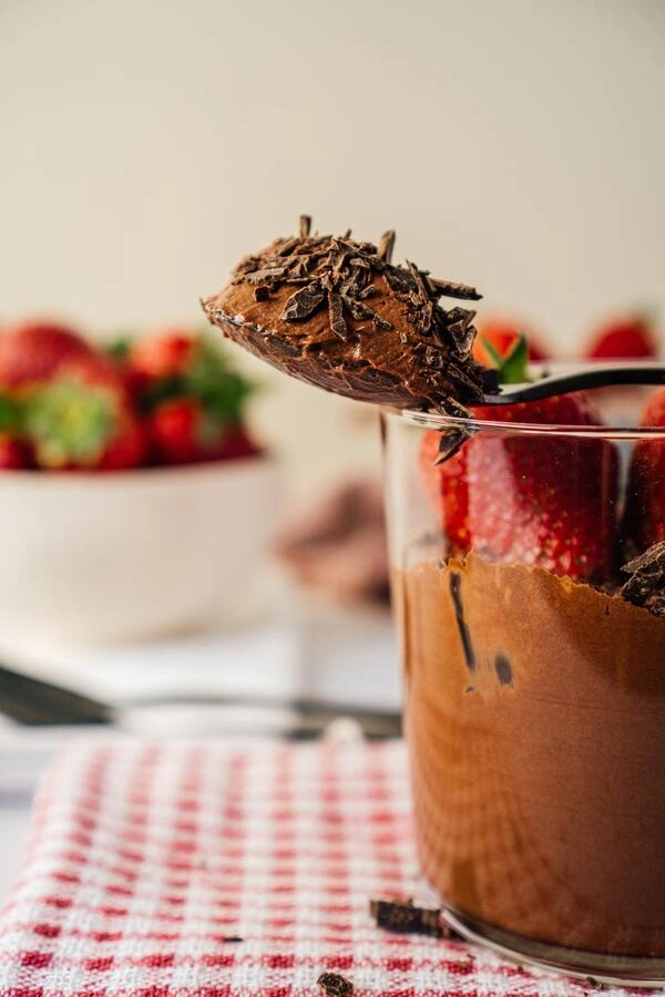 zelite dekadenten in super enostaven cokoladni mousse ki za svojo pripravo potrebuje le 15 minut cokoladni mousse  s sedmimi sestavinami je najhitrejsa in najbolj domiselna sladica kar jih boste kdaj pripravili